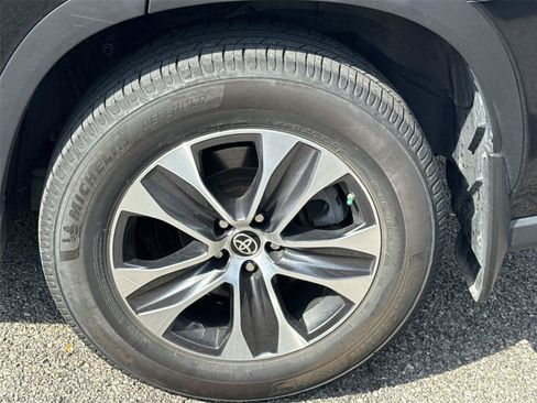 Used 2022 Toyota Highlander XLE AWD/4WD image 12