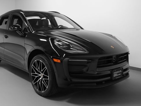 Certified 2023 Porsche Macan image 9