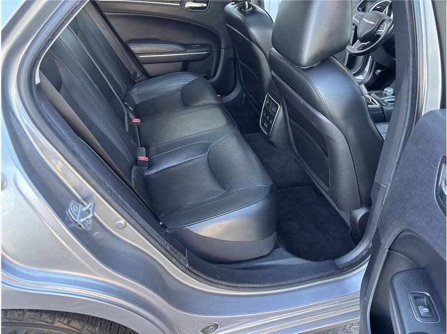Used 2016 Chrysler 300 C RWD image 17