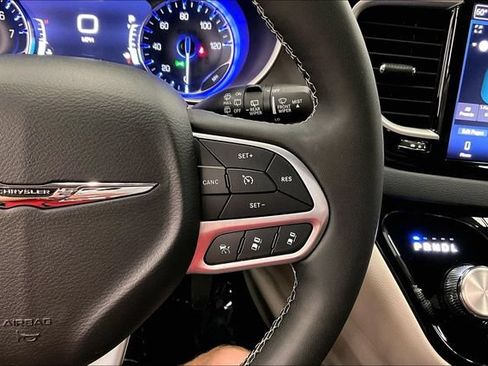 Used 2023 Chrysler Pacifica Touring-L FWD image 25