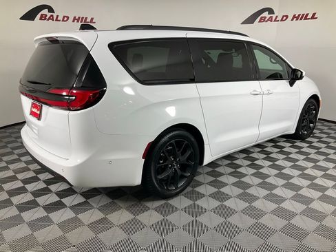 Used 2023 Chrysler Pacifica Touring-L w/ S Appearance Package image 6