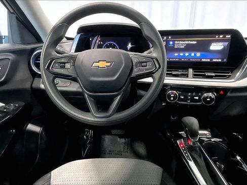 Used 2025 Chevrolet Trax LT FWD image 4