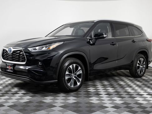 Used 2024 Toyota Highlander XLE image 1