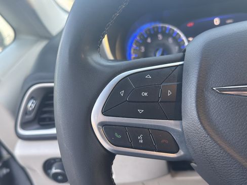 Used 2024 Chrysler Pacifica Touring-L image 19