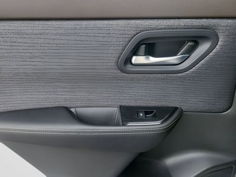 Used 2023 Nissan Rogue SV image 8