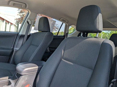 Used 2018 Toyota RAV4 LE AWD/4WD image 17