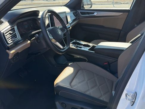 Certified 2025 Volkswagen Atlas Cross Sport SE w/ Panoramic Sunroof Package image 8