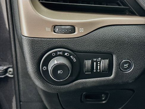 Used 2018 Jeep Cherokee Limited AWD/4WD image 17