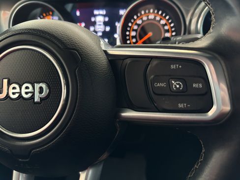 Used 2018 Jeep Wrangler Unlimited Sahara image 11