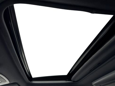 Used 2023 Toyota Sienna Platinum image 3