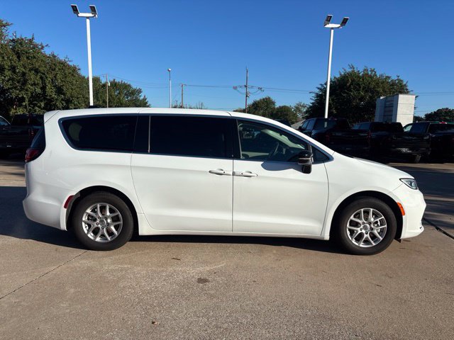Used 2024 Chrysler Pacifica Touring-L FWD image 4