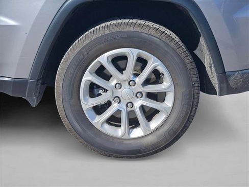 Used 2021 Jeep Grand Cherokee Laredo image 5