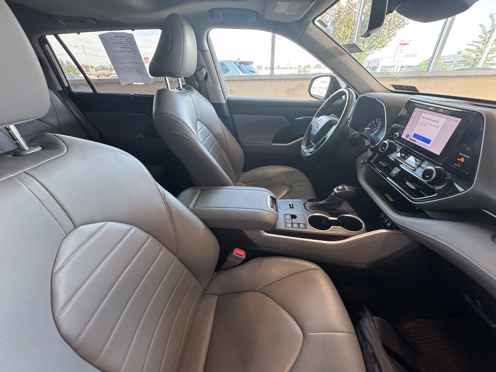 Used 2023 Toyota Highlander XLE FWD image 24