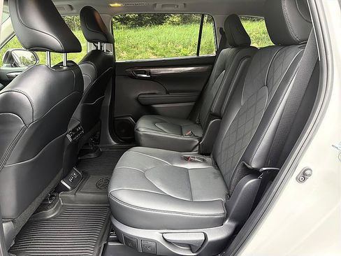 Certified 2025 Toyota Highlander Platinum AWD/4WD image 12