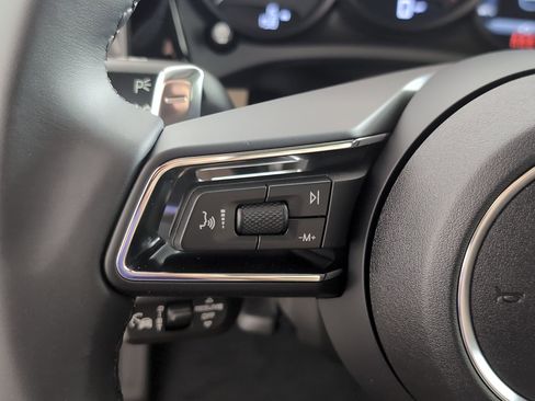 Certified 2025 Porsche Macan image 28