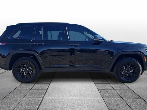 Used 2025 Jeep Grand Cherokee Altitude AWD/4WD image 4