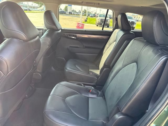 Certified 2025 Toyota Highlander Platinum AWD/4WD image 12