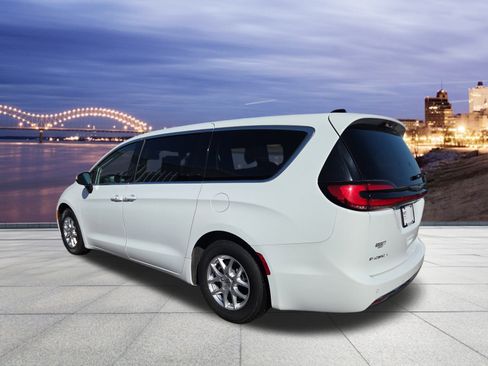 Certified 2023 Chrysler Pacifica Touring-L image 3