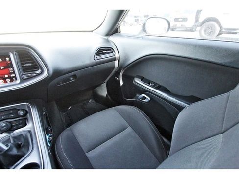 Used 2015 Dodge Challenger R/T image 9