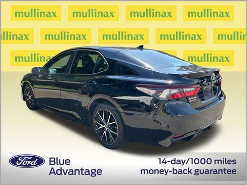 Used 2022 Toyota Camry SE FWD image 3