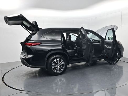 Used 2023 Toyota Highlander XLE AWD/4WD image 56