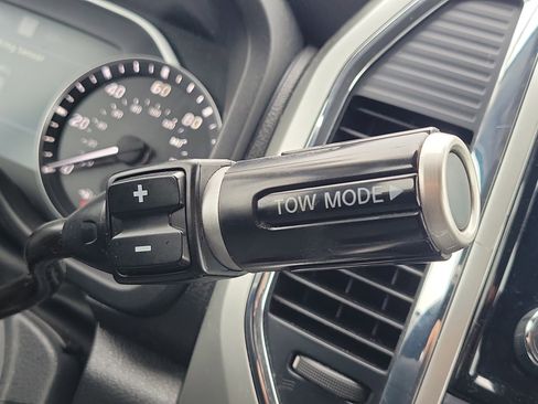 Used 2021 Nissan Titan SV w/ SV Convenience Package image 29