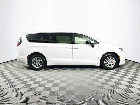 Used 2023 Chrysler Pacifica Touring image 8