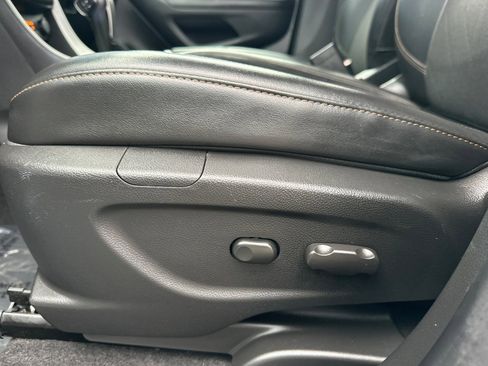 Used 2022 Chevrolet Trax LT w/ LT Convenience Package image 13