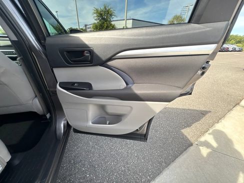 Used 2019 Toyota Highlander LE FWD image 20