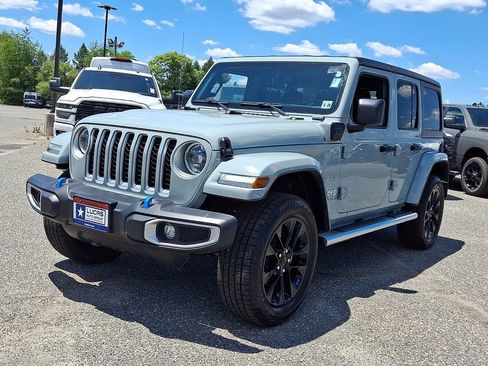 Used 2023 Jeep Wrangler Unlimited Sahara w/ Dual Top Group AWD/4WD image 5