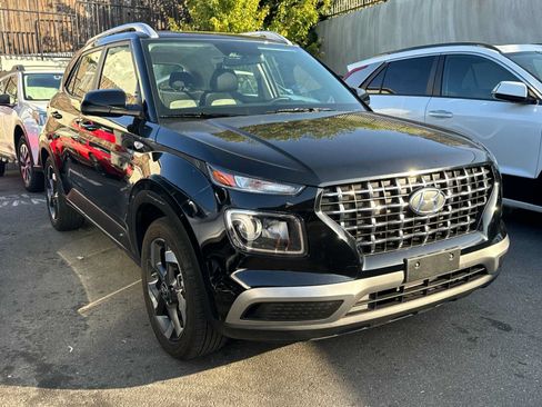 Used 2025 Hyundai Venue SEL FWD image 2