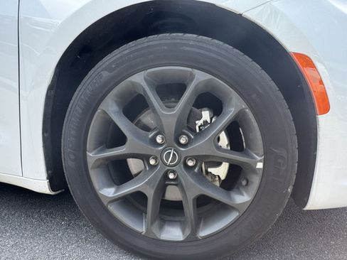 Used 2025 Chrysler Pacifica Limited FWD image 15