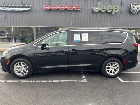 Used 2024 Chrysler Pacifica Touring-L FWD image 5