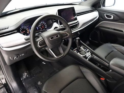 Used 2025 Jeep Compass Latitude AWD/4WD image 12