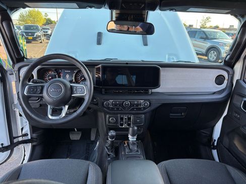 Used 2025 Jeep Wrangler Unlimited Sahara AWD/4WD image 33