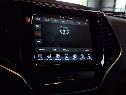 Used 2019 Jeep Cherokee Limited image 21