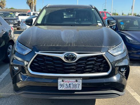 Used 2023 Toyota Highlander XLE image 2