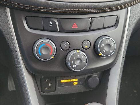 Used 2022 Chevrolet Trax LT w/ Sport Edition image 17