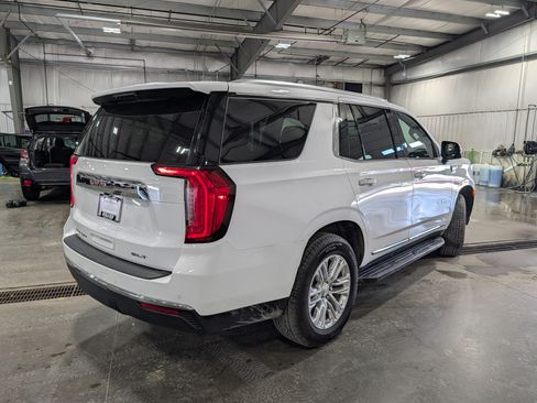 Used 2024 GMC Yukon SLT w/ SLT Luxury Package AWD/4WD image 3