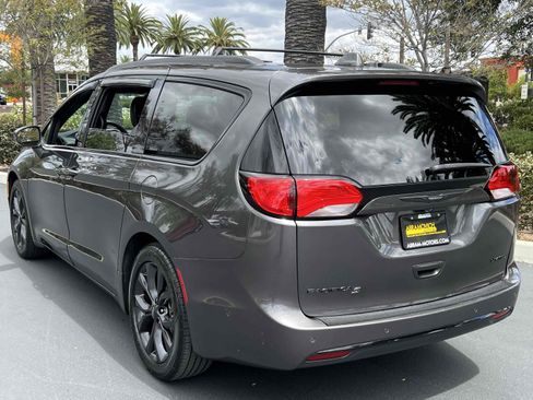 Used 2019 Chrysler Pacifica Limited w/ Advanced Safetytec Group FWD image 2