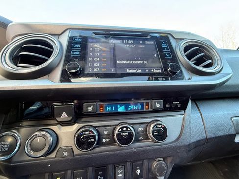 Used 2017 Toyota Tacoma TRD Off-Road image 19