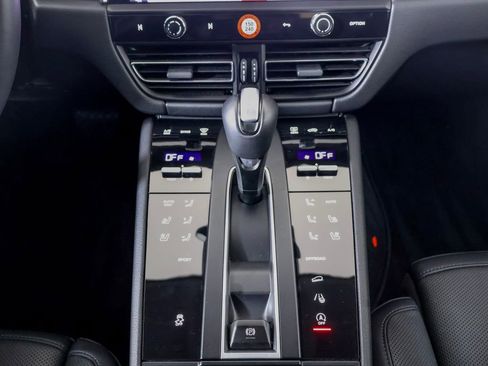Certified 2025 Porsche Macan AWD/4WD image 19
