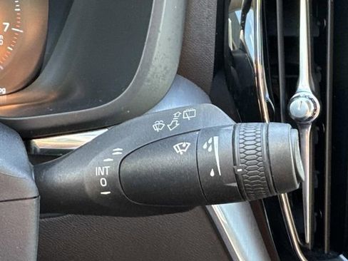 Used 2020 Volvo XC60 T5 Momentum image 31