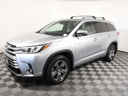 Used 2017 Toyota Highlander Limited Platinum AWD/4WD image 2