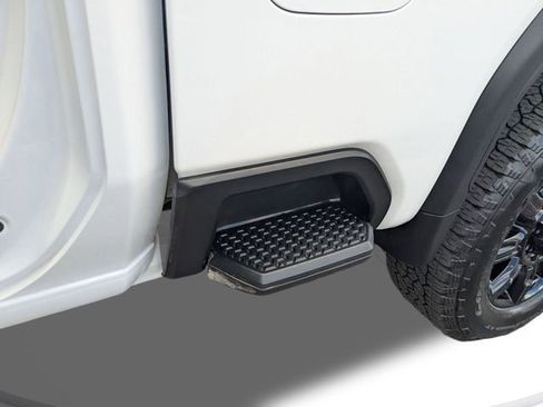 Used 2025 GMC Sierra 2500 AT4 image 13