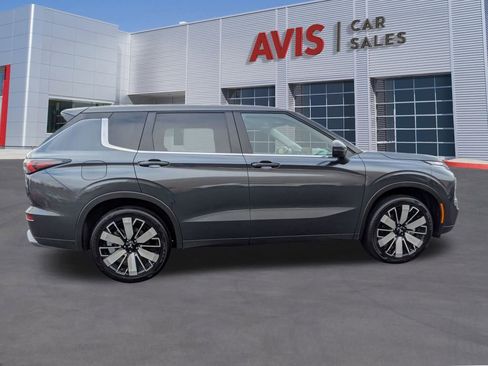 Used 2025 Mitsubishi Outlander SE image 5