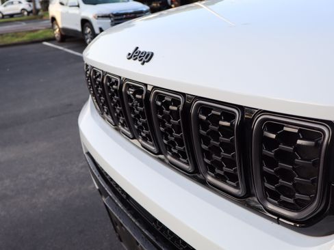 Used 2023 Jeep Grand Cherokee L Summit w/ High Altitude Package AWD/4WD image 16