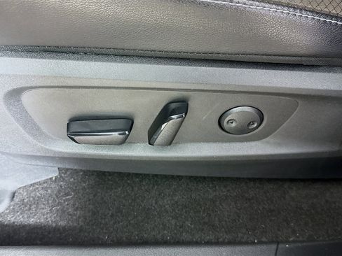 Used 2024 Nissan Pathfinder SL w/ Black Appearance Package image 24