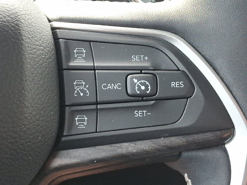 Used 2023 Jeep Grand Cherokee Limited w/ Black Appearance Package AWD/4WD image 22