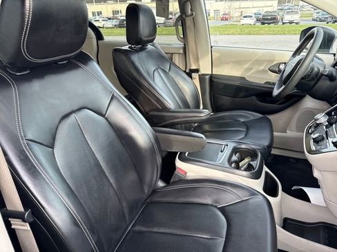 Used 2023 Chrysler Pacifica Touring-L image 13